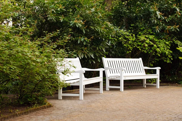 Biała ławka w parku — Zdjęcie stockowe