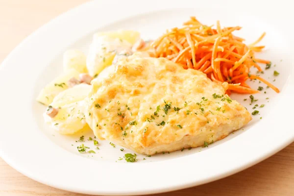 Schnitzel med potatis — Stockfoto