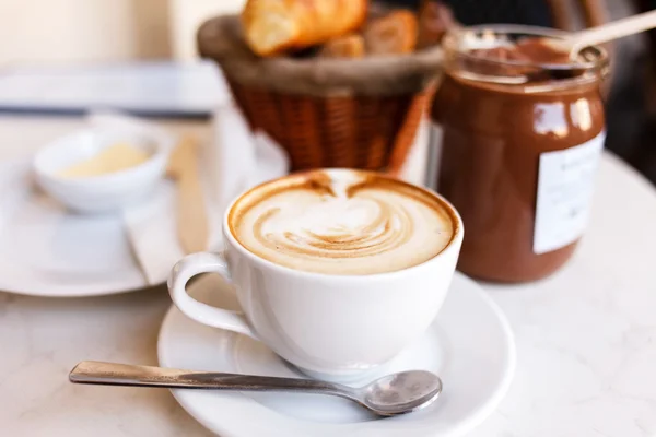 Cappuccino con cruasanes —  Fotos de Stock