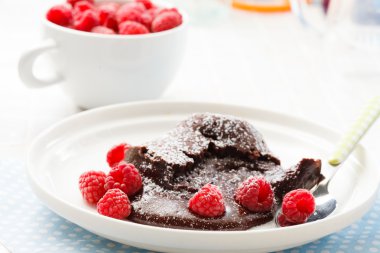 Ahududu ile çikolata tatlı