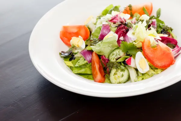 Salada de legumes com ovo — Fotografia de Stock