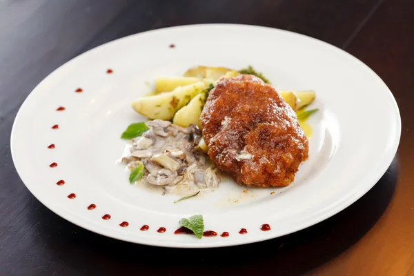 Schnitzel mit Kartoffeln — Stockfoto