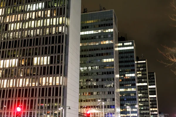 Moderne bygninger om natten - Stock-foto