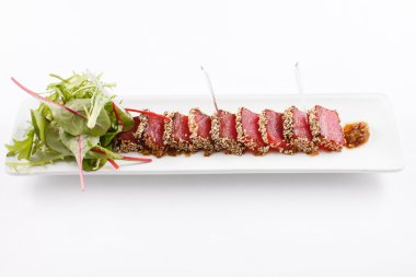 Dilimlenmiş ton balığı meze