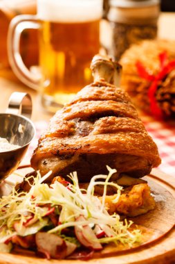 Kızarmış lahana ile eisbein