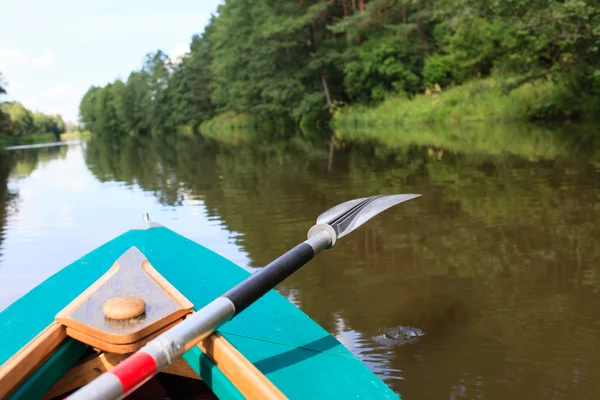 Kajak auf einem kleinen Fluss — Stockfoto