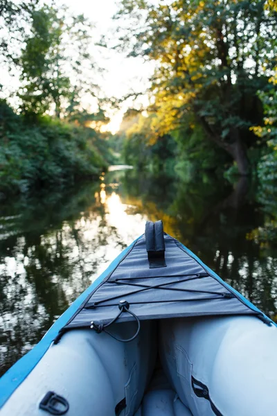 Kajak auf einem kleinen Fluss — Stockfoto