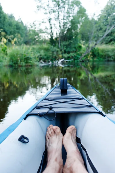 Kayak en un pequeño río —  Fotos de Stock
