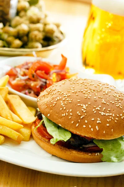 Hamburguesa y papas fritas —  Fotos de Stock