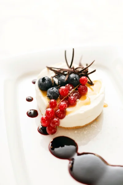 Cheesecake with berries — Stock Photo, Image