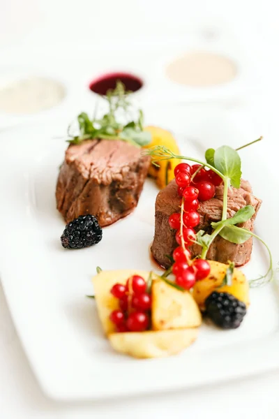 Steak with berries — Stock Photo, Image