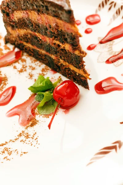 Karamell tårta med körsbär — Stockfoto