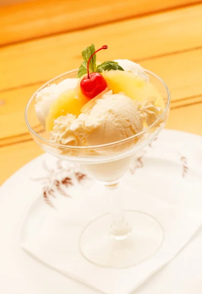 Helado con frutas —  Fotos de Stock