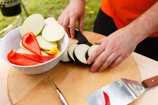 Koch macht gegrilltes Gemüse — Stockfoto