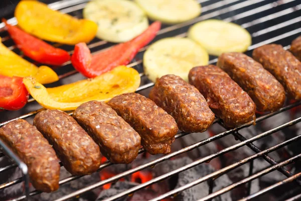 Grilled kebab and vegetables — Stock Photo, Image