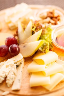Peynir tabağı üzüm ile
