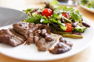 salata ile sığır eti