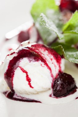 çilek vanilyalı dondurma