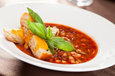 Tost ile fasulye çorbası