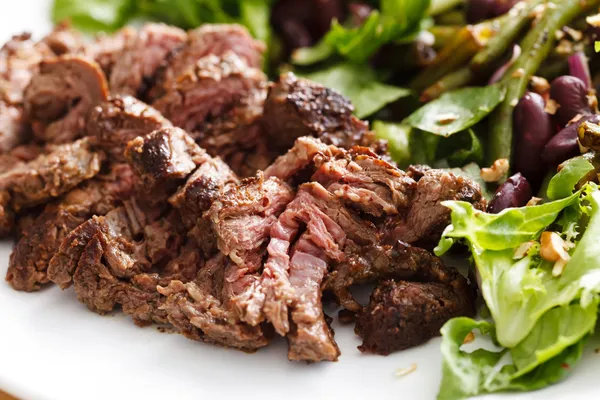 Hovězí maso se salátem — Stock fotografie