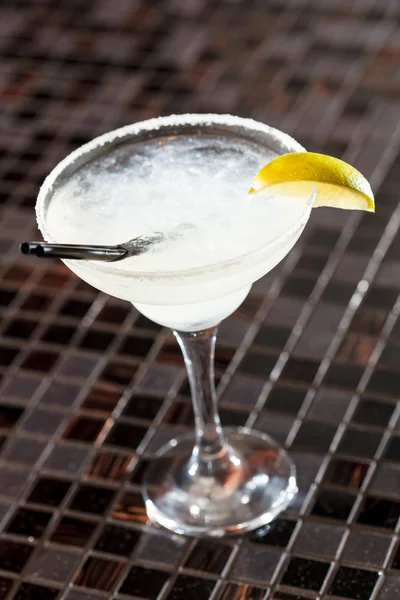 Cocktail mit Zitrone — Stockfoto