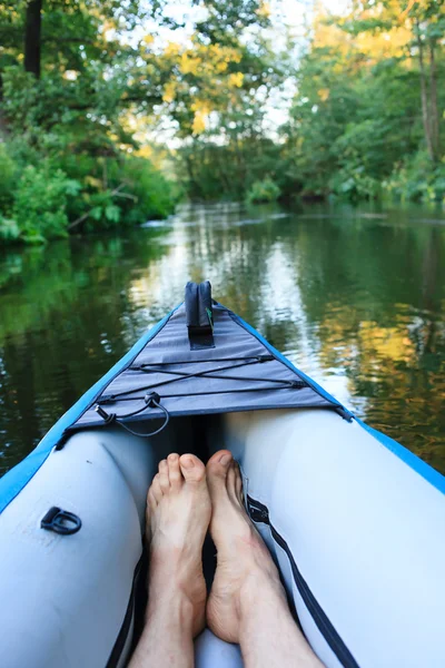 Kayak su un piccolo fiume — Foto Stock