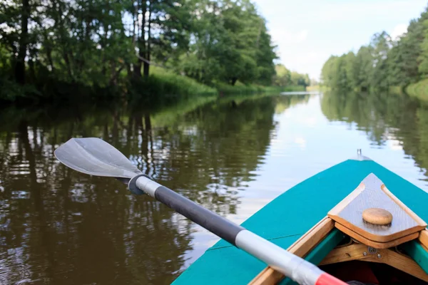 Kajak auf einem kleinen Fluss — Stockfoto