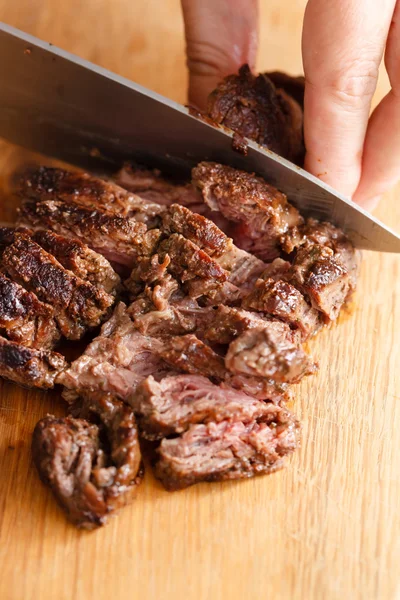 Eating steak — Stock Photo, Image