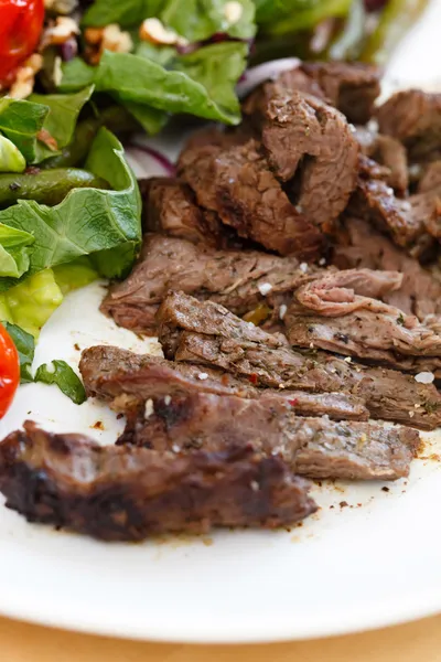 Rindfleisch mit Salat — Stockfoto