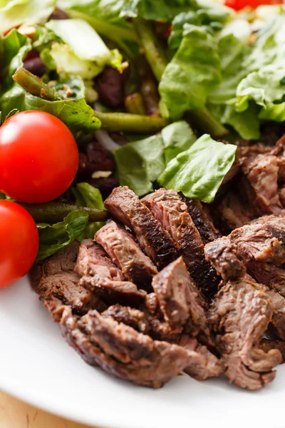 Sığır eti ve domates salatası — Stok fotoğraf