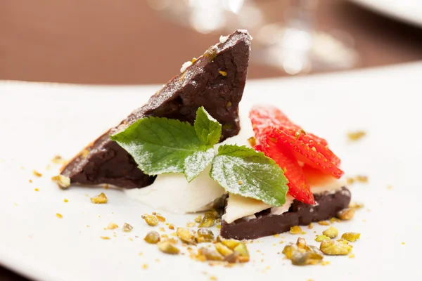 Dessert met chocolade en aardbei — Stockfoto