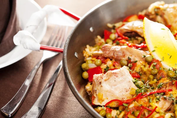 Paella con conejo en una sartén — Foto de Stock