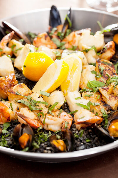 Паэлья из морепродуктов на сковородке
