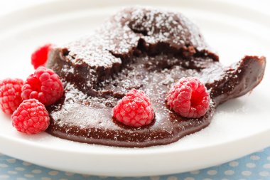 Ahududu ile çikolata tatlı