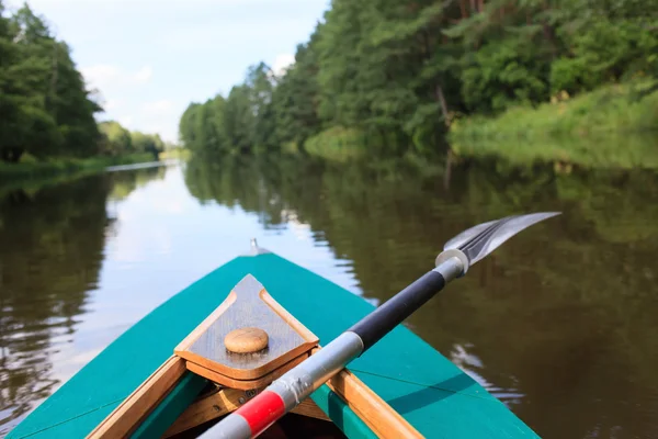 Kajakken op een kleine rivier — Stockfoto