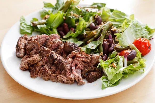 Hovězí maso se salátem — Stock fotografie