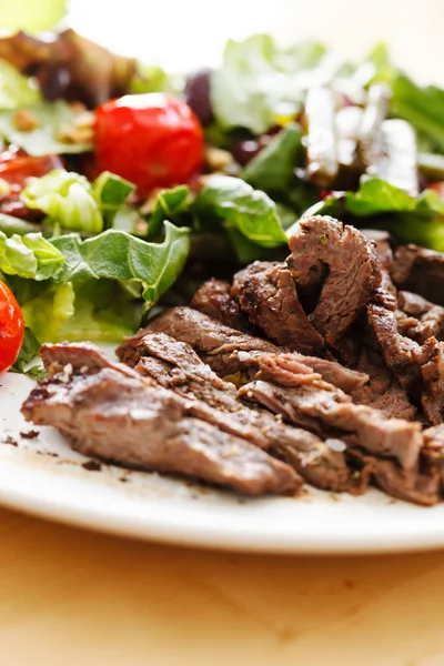 Salad with  Beef and  Tomato — Stock Photo, Image