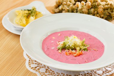 patates ile soğuk pancar çorbası