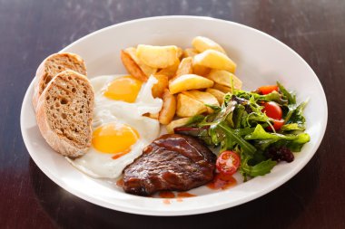 yumurta ve sebze biftek