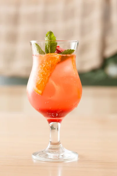 Cocktail met oranje en aardbei — Stockfoto