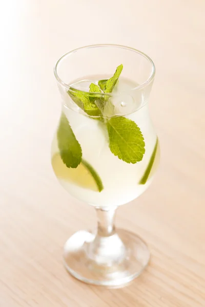 Koktajl z limonką i miętą — Zdjęcie stockowe