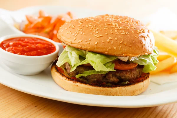 Burger con patatine fritte — Foto Stock