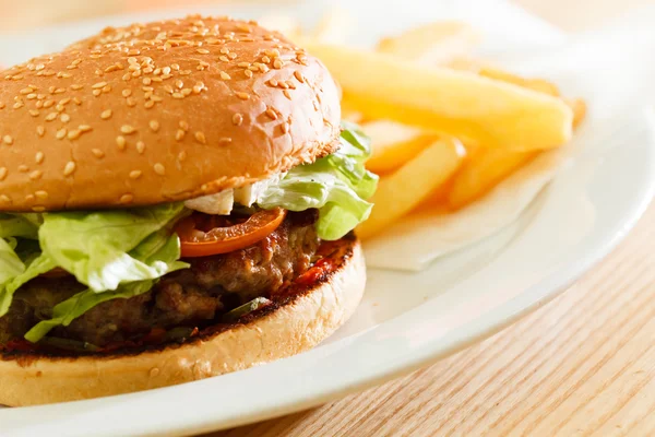 Burger con patatine fritte — Foto Stock