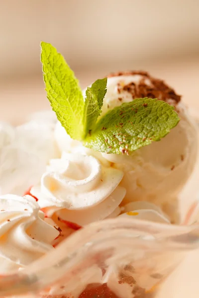 Dessert avec crème glacée — Photo