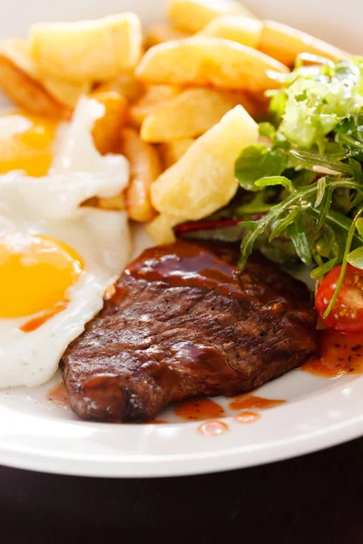Steak with eggs and vegetables — Stock Photo, Image