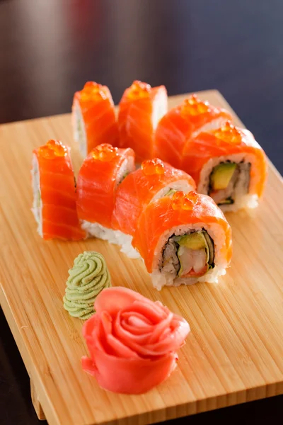 Sushi i trä styrelsen — Stockfoto