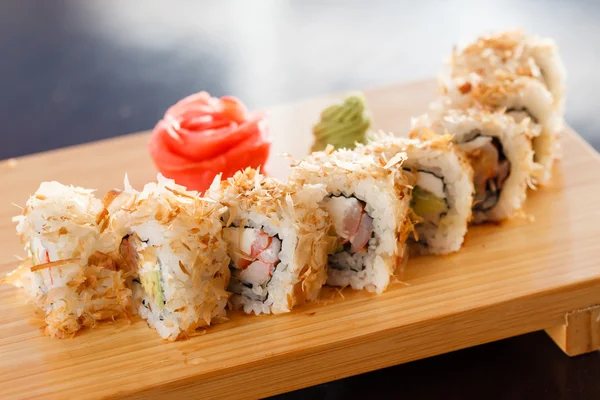 Sushi na deski drewno — Zdjęcie stockowe