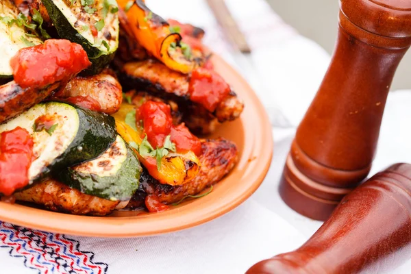 Grilled vegetables and chicken — Stock Photo, Image