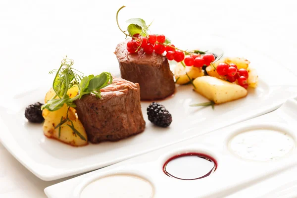 Steak with fresh berries — Stock Photo, Image