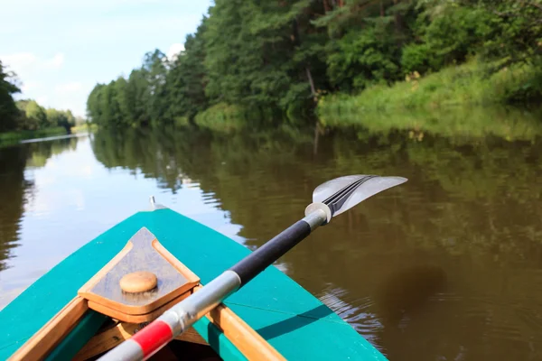 Kajakken op een kleine rivier — Stockfoto